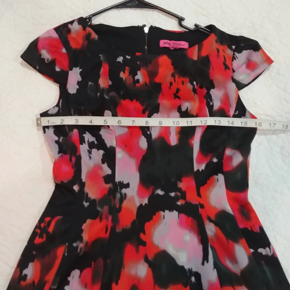 Betsey Johnson flirty abstract red & black swing dress w/ cap sleeves size 2